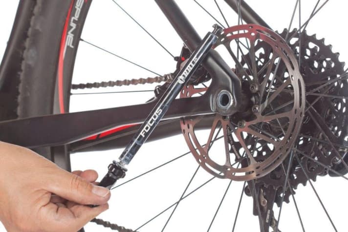   The clever quick-release axle with bayonet lock makes changing the wheel child's play. A real time saver in the race.