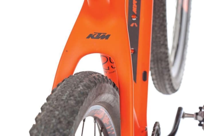   Chic frame but borderline tyres. The Schwalbe Thunder Burt tyres in 2.1 inch width have a limited range of use.