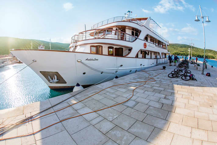   Andela Lora: the luxury ship. The Linda is similarly equipped.