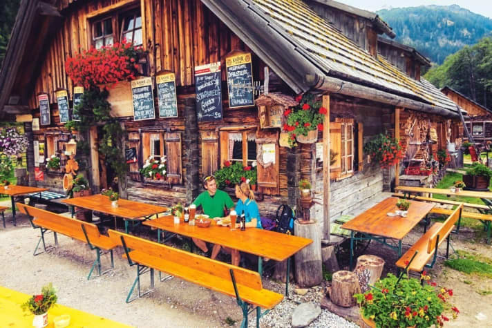   Outside, you can relax in front of the cosy Granglerhütte and enjoy the end of the bike day.
