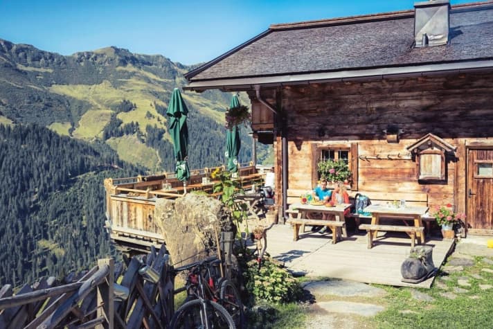   What you can do with a discarded service hut: The landlords Bettina and Christian transported it up the mountain and turned it into the inviting Grießbachhütte.