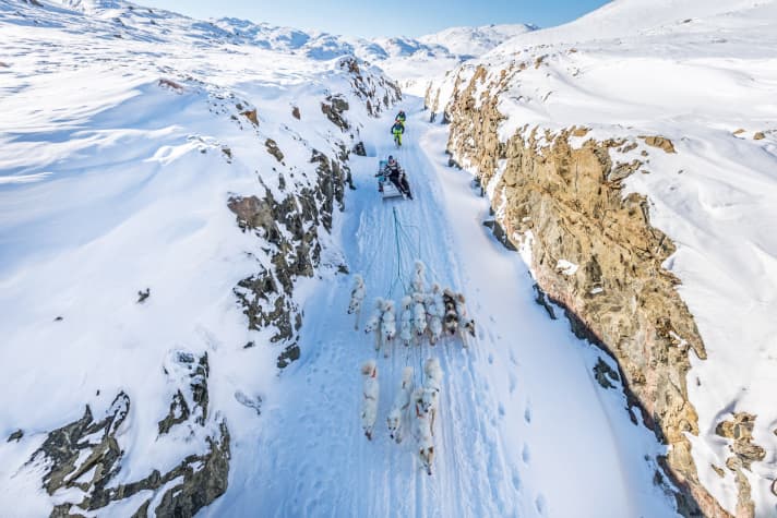   Die Schlittenspuren sind perfekt: Der Untergrund ist fest, und die Fatbike-Reifen rollen wie auf Schienen.
