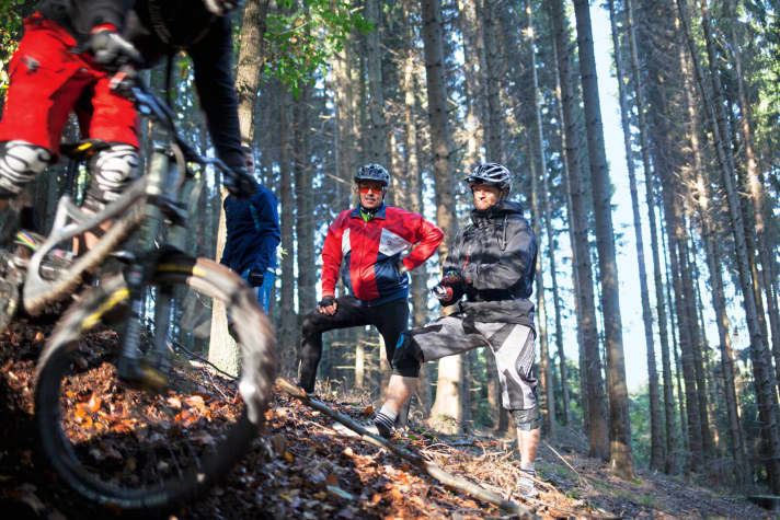   Streckenchef Jim (r.) begutachtet die Läufe seiner Schützlinge am Streckenrand. 