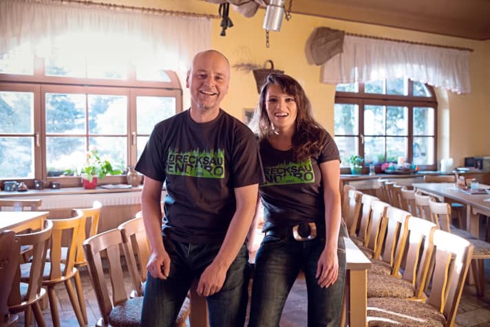   More heart and soul is hardly possible: Organiser Thomas Frenzel with girlfriend Mandy in the Forsthaus.
