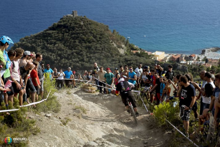   Die EWS ist die Königsklasse für Enduro-Rennfahrer. Die spektakulären Rennen ziehen hunderte Zuschauer an. Die Qualifikation ist allerdings nicht einfach.