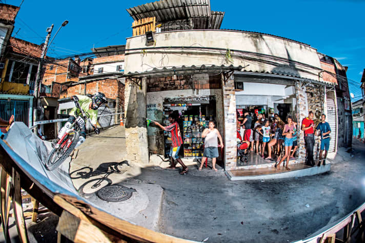   Geile Fete: Die Zuschauer vor der Bar do Nil feiern, während die Biker vorbeibrettern. 