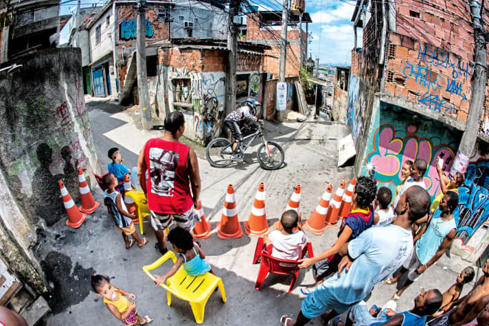   With kids and cones: the mountain bike races in the poorest corners of Rio are family celebrations.