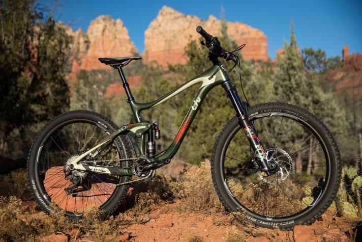 Unter dem trendigen tarnfarbenen Kleid mit orangenen Akzenten steckt das 4999,90 Euro teure Liv Hail Advanced 1. Das günstigste Enduro mit Carbon-Rahmen bei Liv.