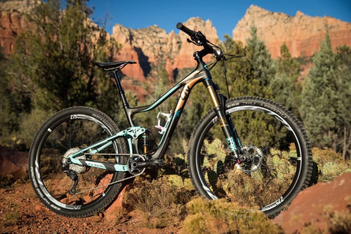 The Pique Advanced 1 with XT equipment and Fox suspension is the top model in the new Liv cross country and trail bike range for women in Germany.