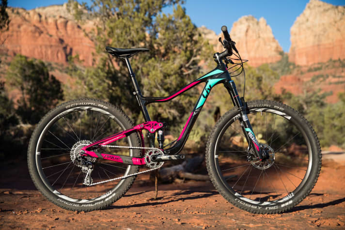 Das Liv Pique Advanced 2 rollt mit Rock Shox-Fahrwerk, Sram GX 11fach-Antrieb und etwas günstigeren Anbauteilen zum Händler. 12,5 Kilo, 2999 Euro.