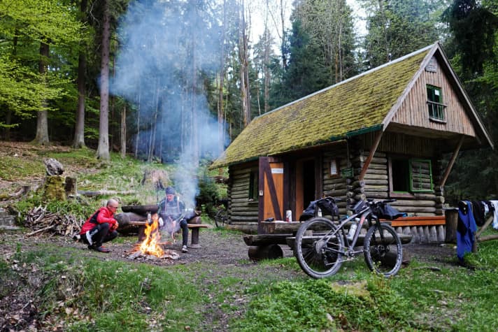   Auch in Zeiten von Internet und Wellness-Wahn geht nichts über einen Tag im Sattel mit anschließendem Lagerfeuer.