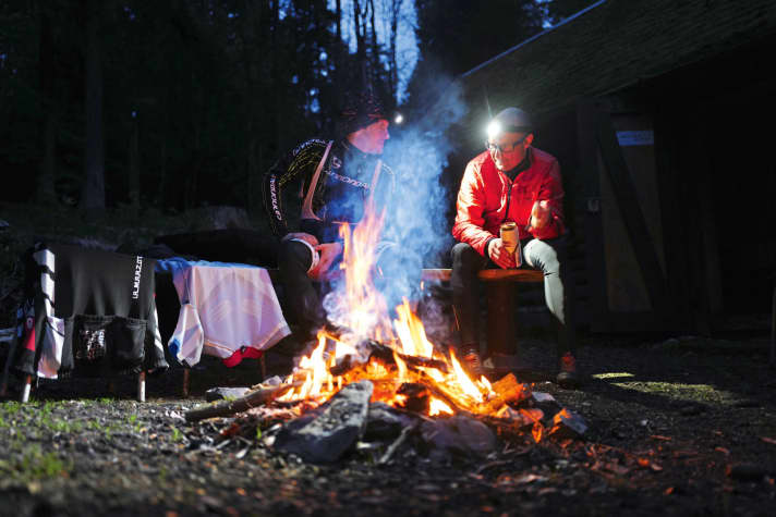   Die Flammen knistern, die Beine sind mürbe. Christian erzählt Thomas, was das alles mit einer Schultafel zu tun hat.