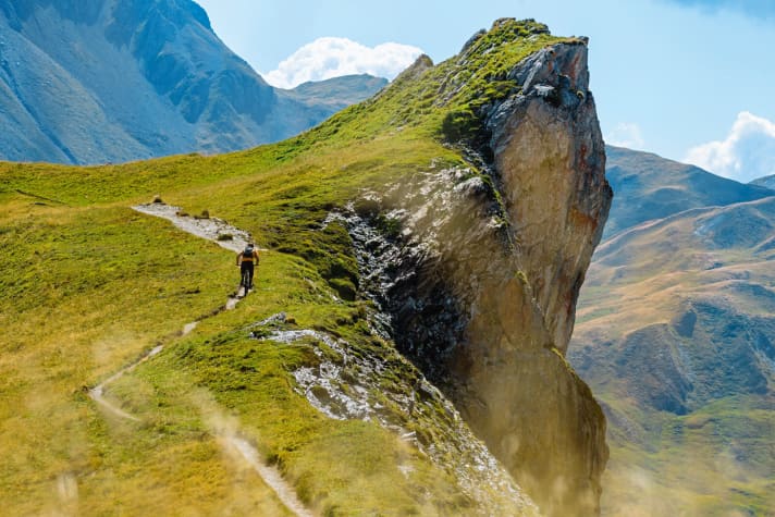   Atemberaubend führen die Trails manchmal an Abbruchkanten entlang. Bei schönem Wetter kein Problem – bei dichtem Nebel kann es da aber auch schon mal erschreckend eng werden.