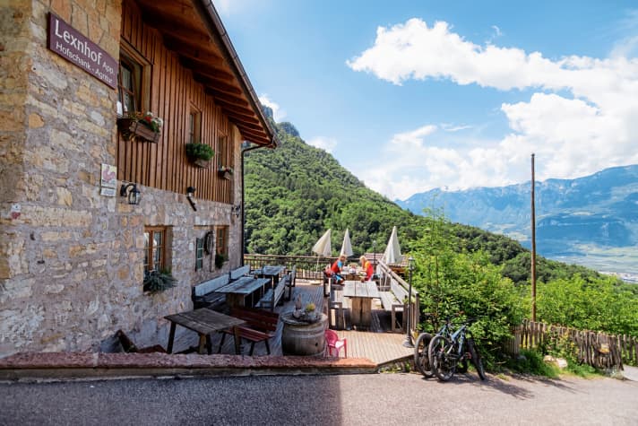   Der Lexnhof  warten mit tradionellen Gerichten auf hungrige Biker.
