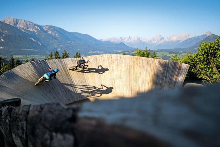   The Wurbauerkogel bike park is now also open to Gravity Card holders. Behind the wallride: the Tote Gebirge.