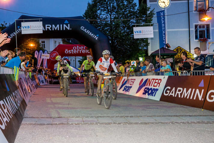   The finishing straight has already been closed for half an hour when pacemaker Gulewicz crosses the finish line with a group of riders who have been blown off. The organiser decides to count all the riders - as an exception.