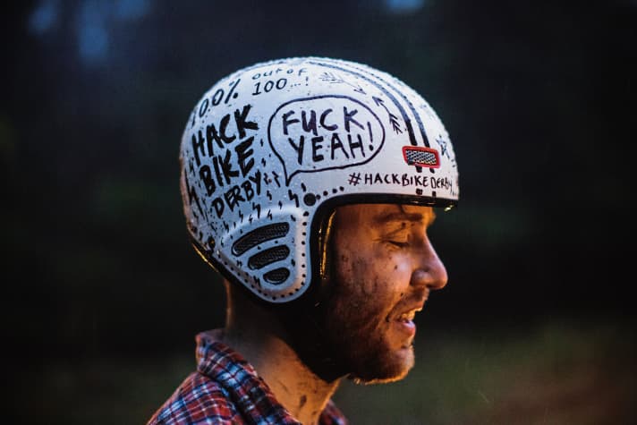   Ober-Hacker Andrew Denham trieft vor Glück, Testosteron, Schlamm und Erschöpfung.