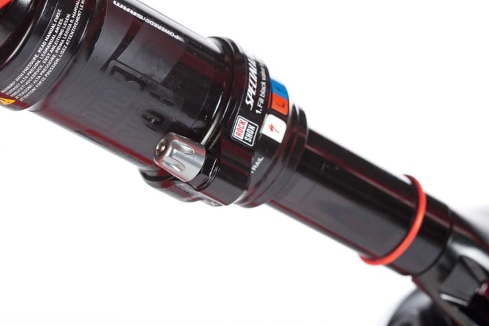   Specialized-eigen ist das zusätzliche Auto-SAG-Ventil am Dämpfer. Darüber lässt sich bei sorgfältiger Anwendung der optimale Dämpferdruck automatisch einstellen.