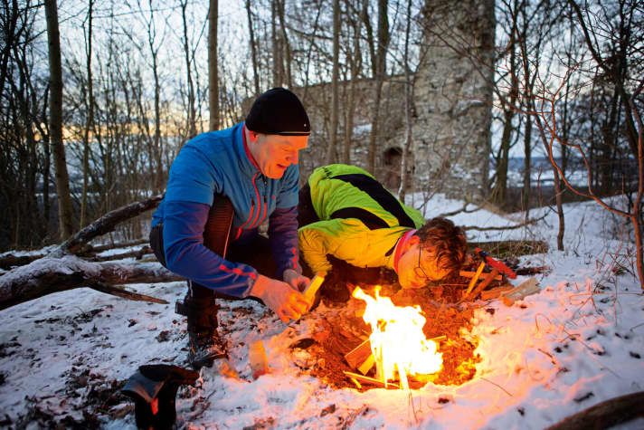 Im Sommer ist es oft nur romantische Zierde, im Winter ist ein Feuer aber überlebenswichtig.