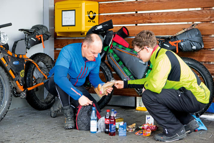 Winter-Biken verbrennt besonders viele Kalorien. Entsprechend üppig kaufen Papa Gunnar und Sohn Oskar im Supermarkt für den Abend ein.