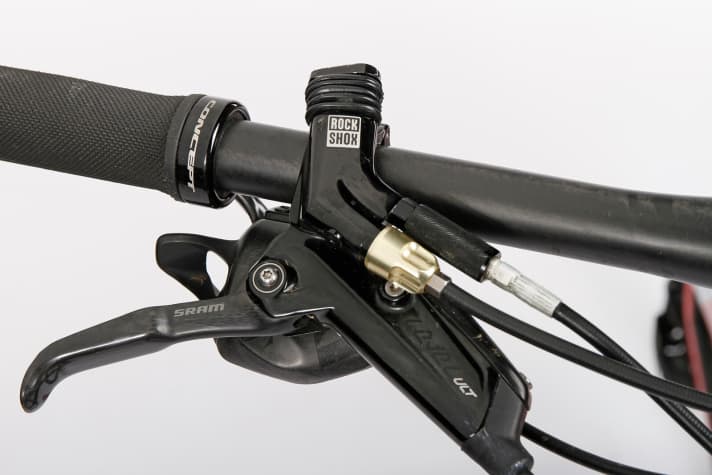   Der hydraulische Rockshox-Fullsprint-Hebel steuert Gabel und Dämpfer gleichzeitig an. Bei häufiger Betätigung fallen die hohen Bedienkräfte auf. Der Hebel muss regelmäßig entlüftet werden.