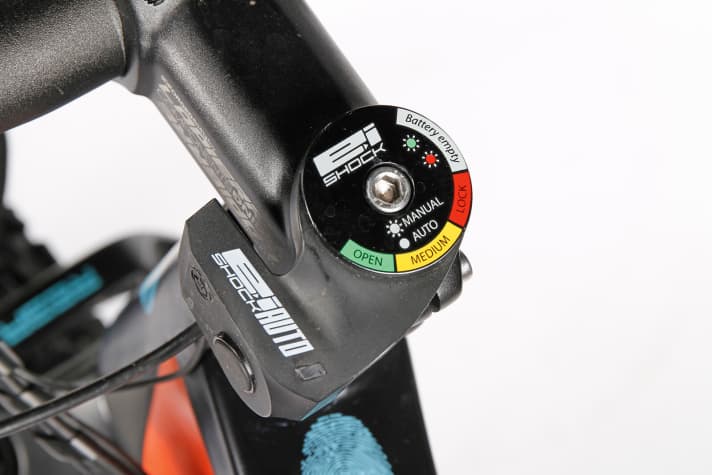   On the cockpit of the Lapierres, the E:i-Shock system reveals the current mode and can also be controlled manually using the button on the side if required. However, this is difficult to reach and not really easy to operate.