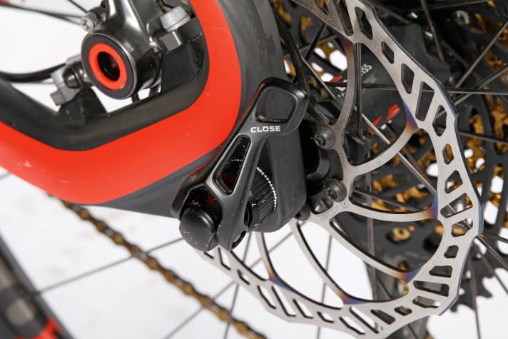   The Magura MT8 on Simplon and Centurion showed the most powerful performance. Despite the lightest weight, the Centurion does not dispense with quick-release levers instead of bolt-on axles.