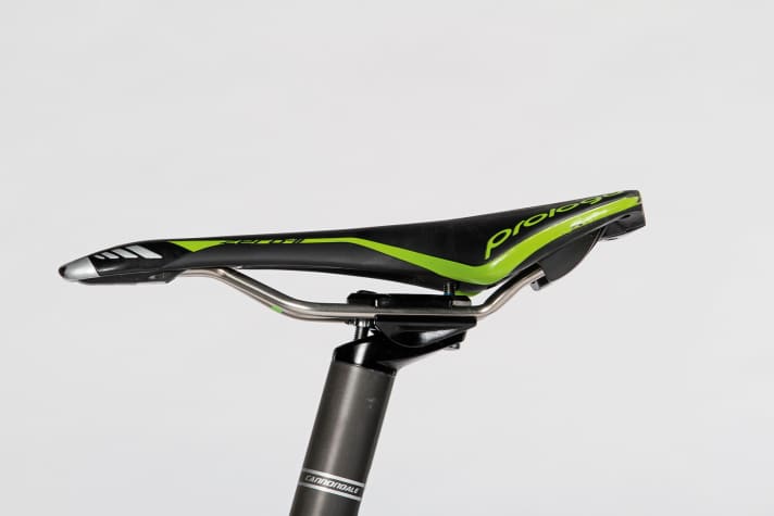   Die stark gekröpfte Sattelstütze am Cannondale verlagert die Sitzposition weit nach hinten. Wer trotz nach vorne geschobenem Sattel zu weit hinten sitzt, sollte eine gerade Stütze montieren. Die meisten Racefully-Rahmen sind bereits für eine Teleskopstütze mit interner Zugverlegung vorbereitet.