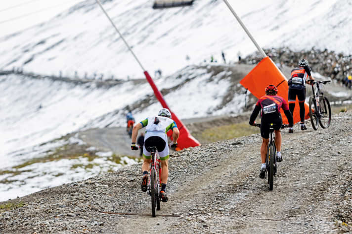   Schwerstarbeit – egal, ob im Wiegetritt, im Sattel sitzend oder zu Fuß, zum Idjoch hoch spürt man jedes Kilo Gewicht am Bike. 
