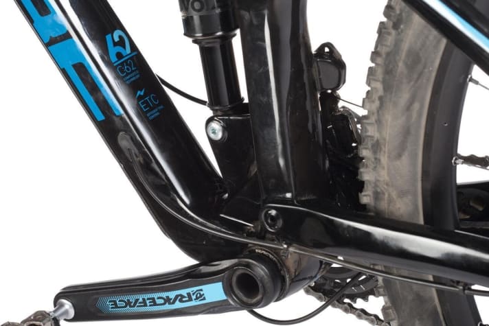   The only carbon frame in the test comes from Cube. C:62 characterises the frames with cheaper carbon fibres and a higher resin content. In terms of weight, however, the frame can easily keep the aluminium competition at bay.