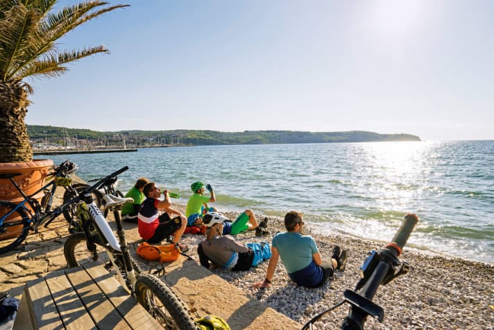 In spring, the Adriatic Sea is still a bit chilly for swimming, but a beer on the beach in Izola is already possible. | h.