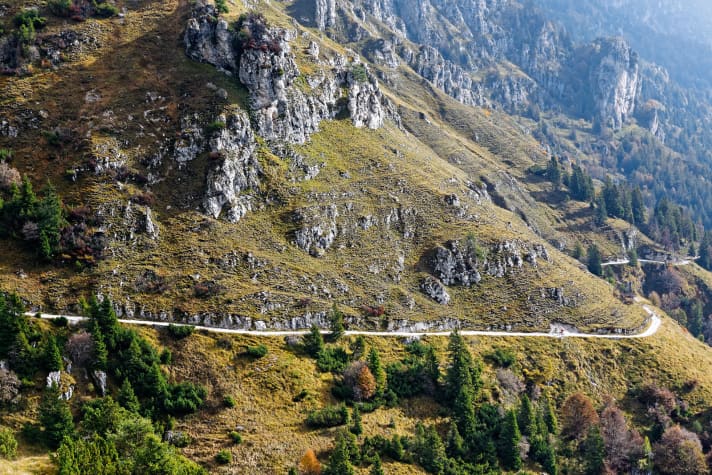   Die Militärpiste auf den Monte Caplone schlägt am letzten Tag mit 1200 Höhenmetern zu Buche. Aber bis auf einen unpassierbaren Tunnel ist sie komplett fahrbar.