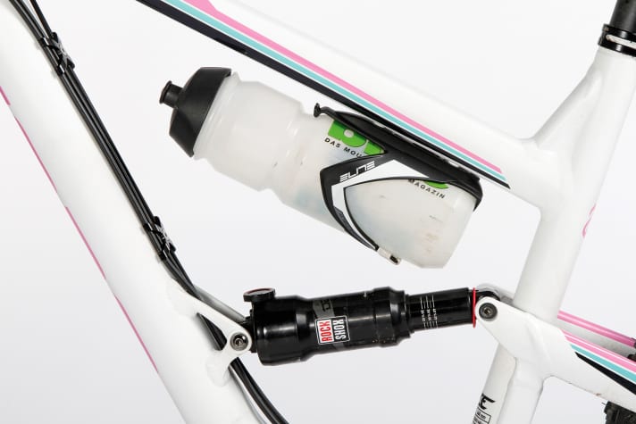   Trotz platzraubendem Dämpfer im Hauptrahmen wollte man bei Focus nicht auf einen Flaschenhalter verzichten. Die Position am Oberrohr ist ungewöhnlich, aber funktioniert sogar für große 0,75 Liter-Flaschen.