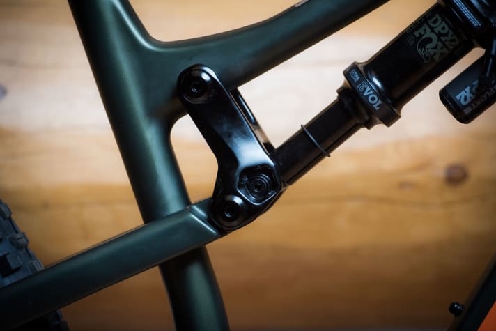   The familiar Ride-9 system moves from the front to the rear shock mount.