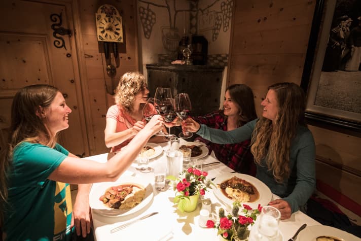   Urig und lecker: Das Dinner auf der Crusch Alba ist allein schon ein Highlight. Wirt Jon Duri erzählt uns dazu spannende alte Geschichten aus dem Engadin.