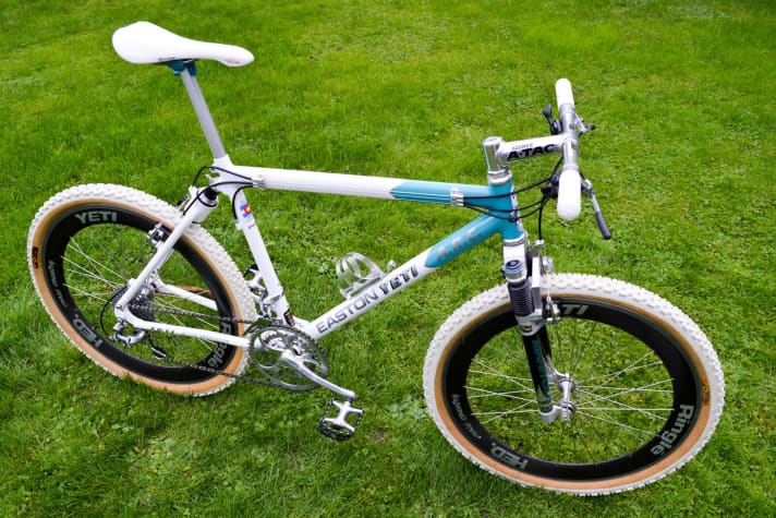 Yeti A.R.C. AS in white/turquoise: a lovingly restored repaint, newly powder-coated by the company Götz. Year of construction 1994 with white "Porcs" and Heds in black. All aluminium parts are polished. "A special look," admits Christian. "But it looks really cool live. A repaint also has its raison d'être."