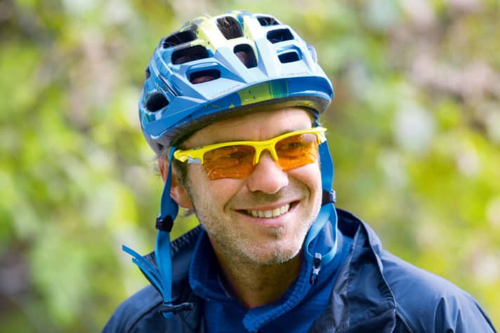   Markus Greber, BIKE-Fotograf: Ich weiß genau, was ich mache, wenn ich am Lago ankomme: Ich setze mich in den Bus und lass’ mich den Monte Velo raufshutteln. In St. Barbara biege ich in den Sentiero 637 ein. Die Forststraße führt zu einem der flowigsten Trails am Gardasee: zum Anaconda!