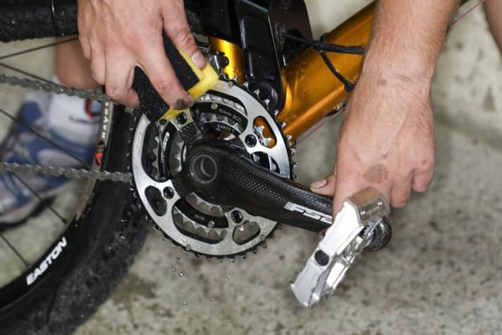   Water march: After you have wiped the chainrings with a cloth, remove the last impurities with water and a sponge. Finally, you should dry everything off.