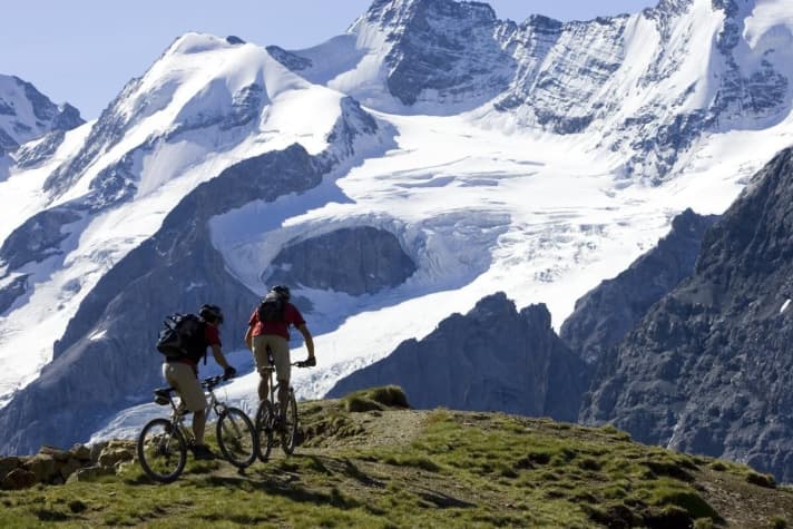   Bei der MTB-Tour um den Gran Paradiso hat man Italiens höchsten Berg immer im Blick.