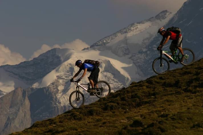   A top freeride spot among skiers for a long time: La Grave. But bikers are also happy among the four-thousand-metre peaks.