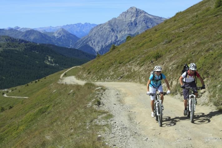   Auf der Strada dell Assietta (Militärpiste). Im Hintergrund der Mont Chaberton, einer der höchsten mit dem Bike anfahrbaren Punkte in den Alpen (3136 m).