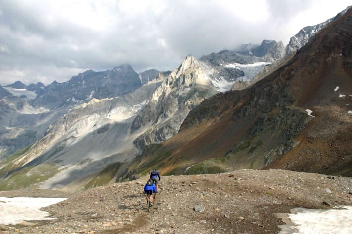   Auf der MTB-Tour auf den Passo Zebru warten vom 3001 m hohen Übergang Superpfade ins Val Zebru hinunter.