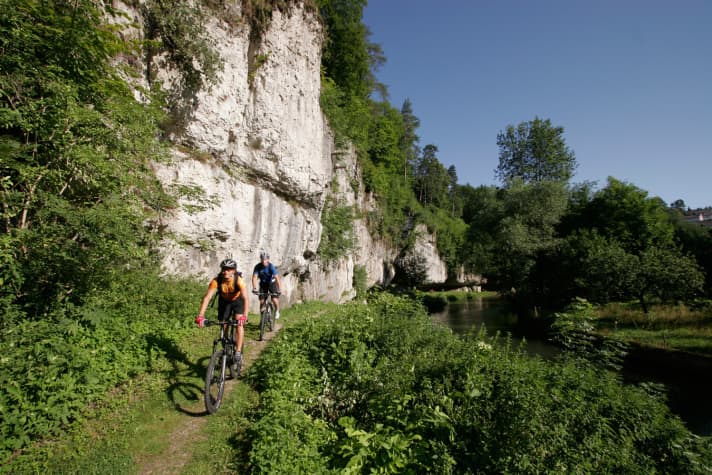   In der Fränkischen Schweiz schlängeln sich die Mountainbike-Trails oft zwischen Felstürmen und Flüsschen entlang.
