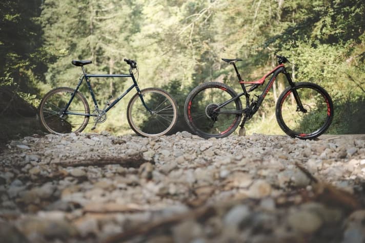   The Stumpjumper from 1981 against the current model of the Specialized classic. We pitted the two bikes against each other in BIKE 11/2016.