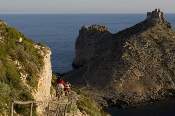   Towards the abyss. In Sicily, the trails stretch from the summit to the Mediterranean.