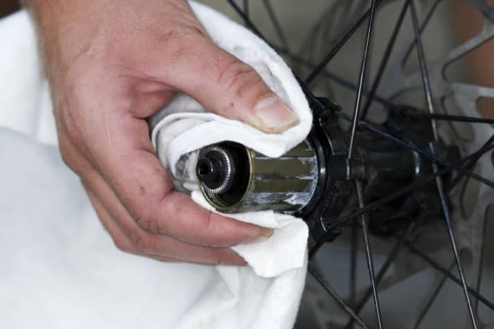   Clean the freewheel body: Spray the freewheel with degreaser and remove dirt with a cloth. Then apply a thin layer of grease to the freewheel body again - this will make it easier to remove the next time.