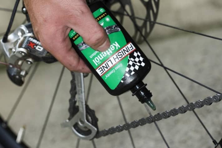   Last oiling: You have carefully removed the last of the dirt with the cloth - now you should re-oil the chain. Only drip the lubricant into the individual links - not onto the chain side. Important: Remove excess oil with a cloth.