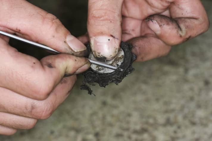  Remove dirt: Dirt sticks to the shifting rollers in particular. Scrape this off with a small Allen key or screwdriver. Then use the degreaser. Clean the cage and pulleys with the cloth.