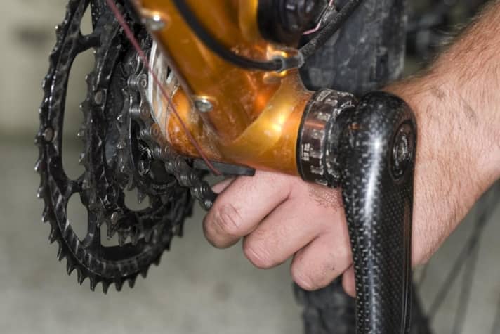   Discard: To clean the cranks, shift the derailleur to the small chainring and remove the chain from the chainring. Spray degreaser onto the chainrings and brush off the coarse dirt.