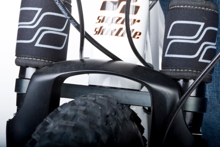   Bei hoher Belastung kann die Brücke der betroffenen Gabel bis auf den Reifen durchschlagen und das Vorderrad blockieren.